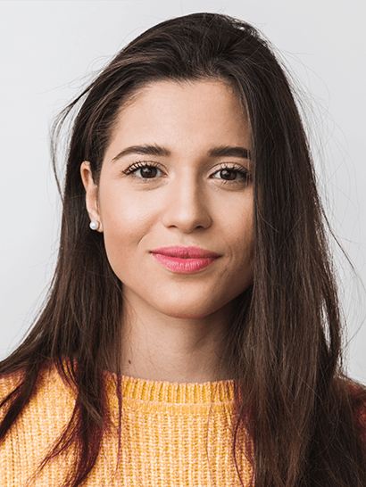 Mulher de negócios sorrindo, simbolizando evolução e sucesso financeiro